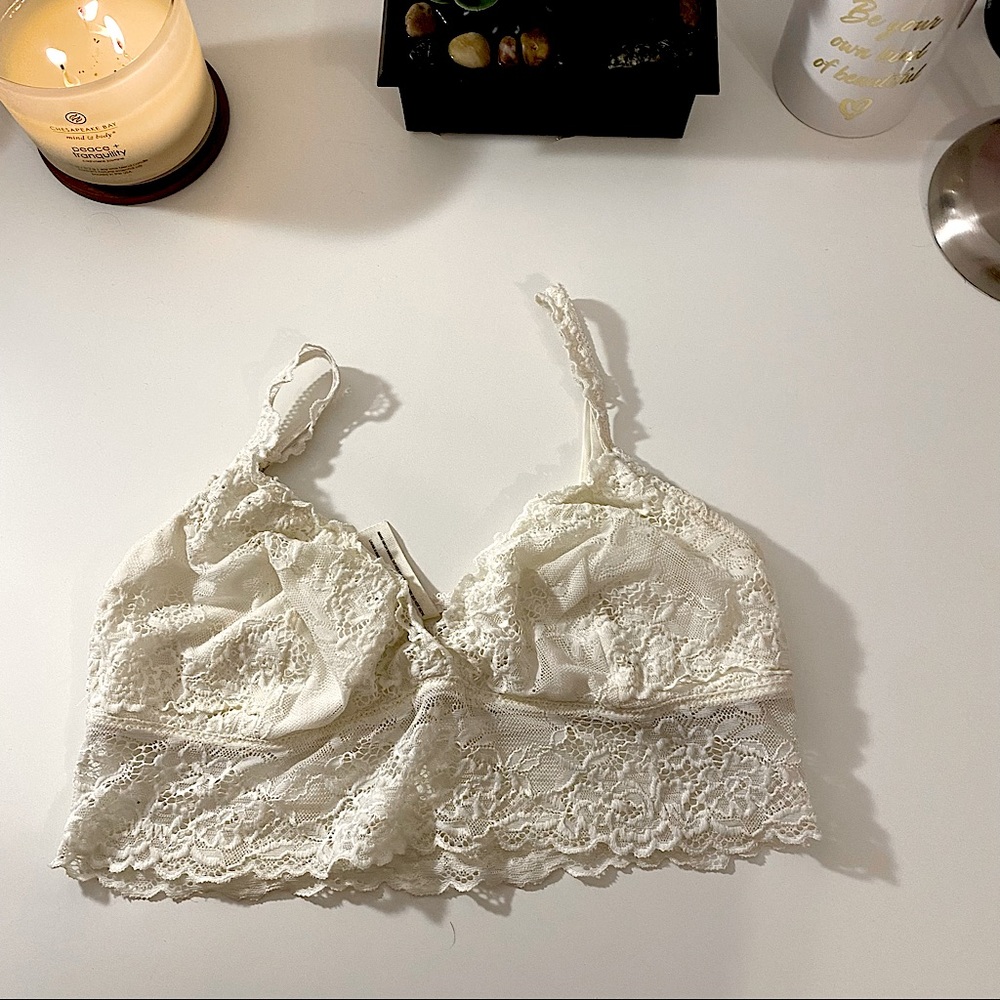 White lace top - flower pattern - Size M